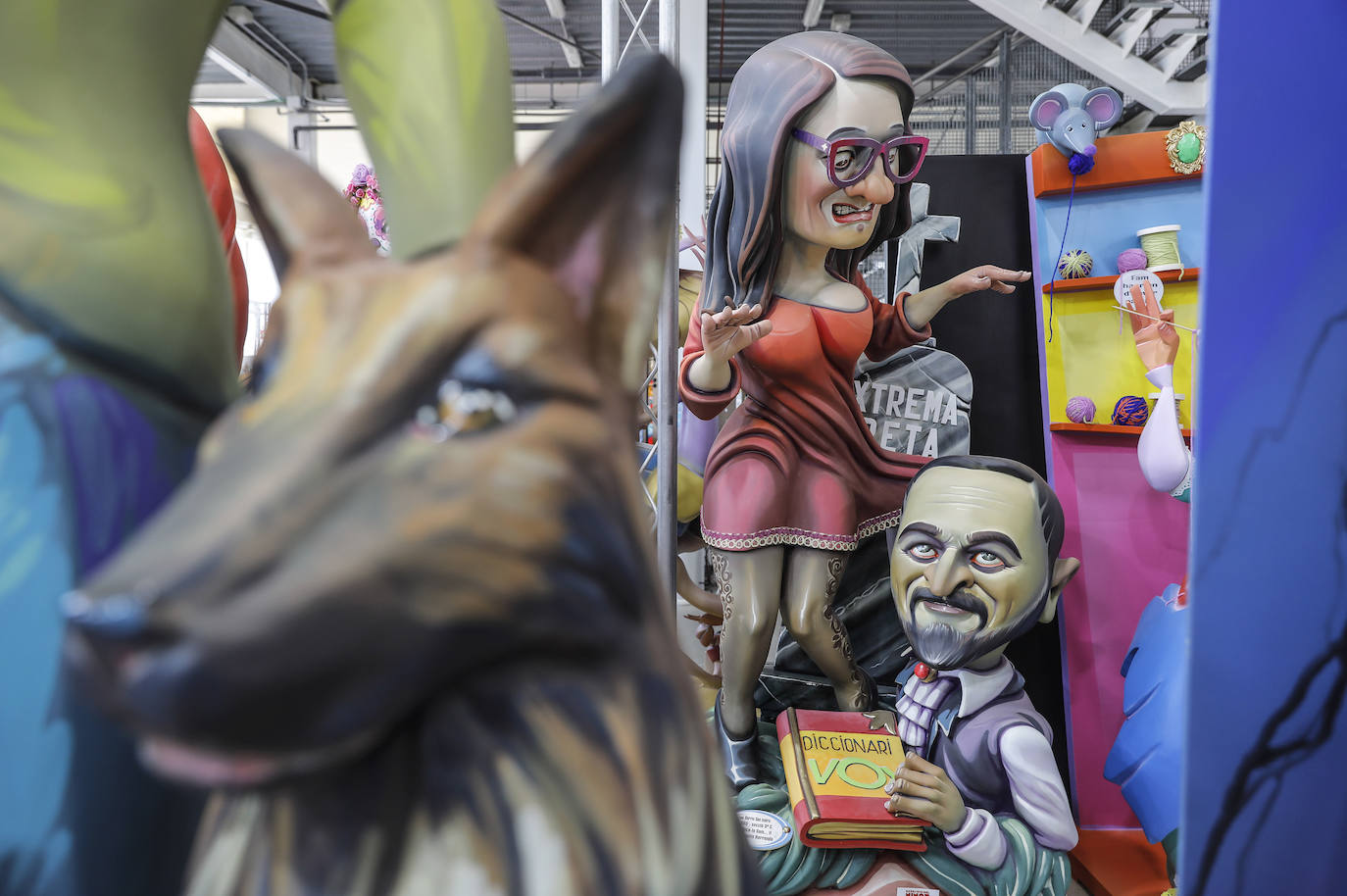 La Exposición del Ninot 2021 vuelve a Valencia un año y medio después, tras la suspensión de las Fallas de 2020 y el aplazamiento de las de 2021 a causa de la pandemia de coronavirus. Las creaciones de los artistas falleros se encuentran en La Base de La Marina de Valencia, donde se ubicará este año la muestra cultural, debido a que el Museu de les Ciències -su emplazamiento habitual- está habilitado como centro de vacunación.