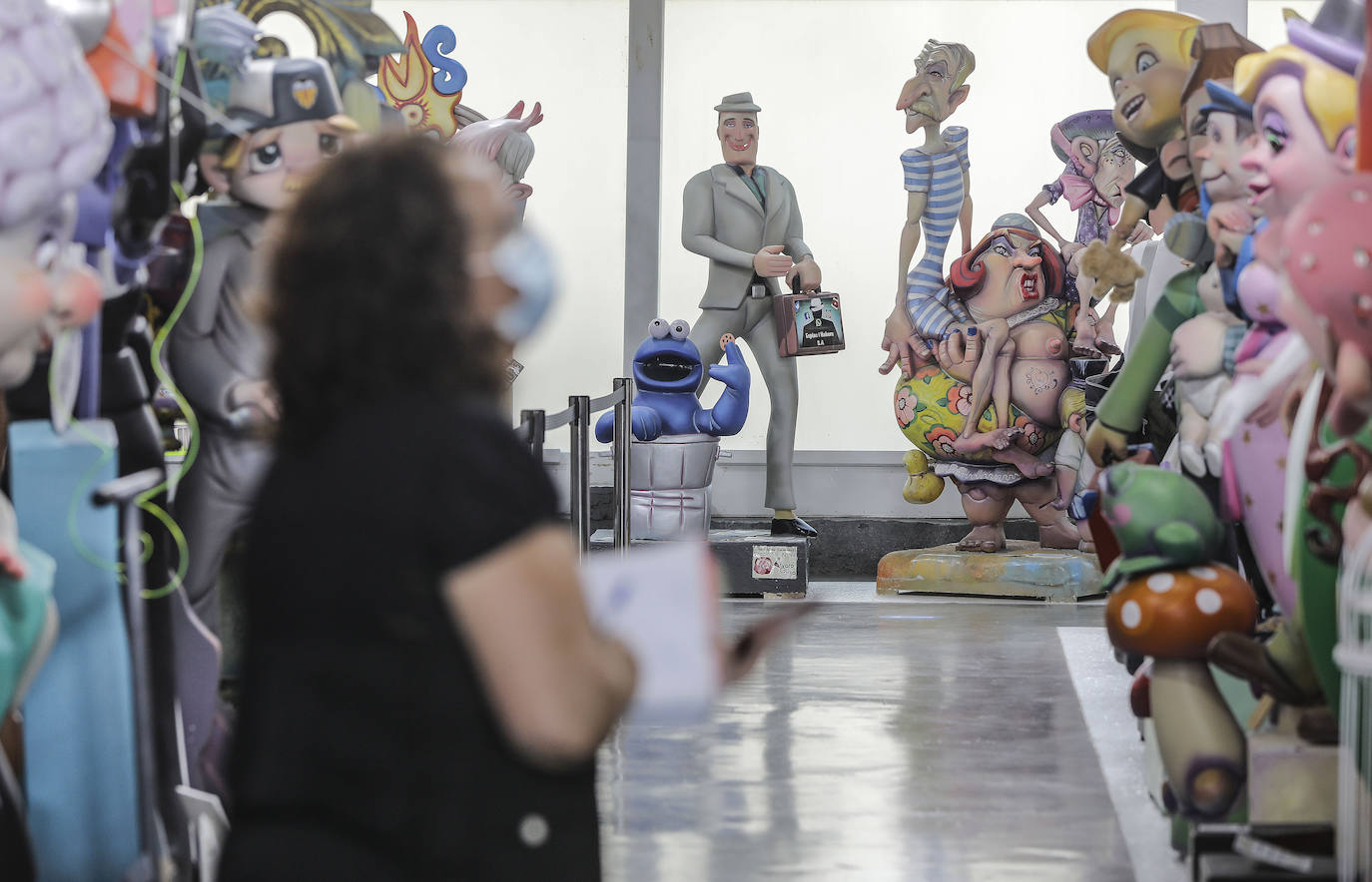 La Exposición del Ninot 2021 vuelve a Valencia un año y medio después, tras la suspensión de las Fallas de 2020 y el aplazamiento de las de 2021 a causa de la pandemia de coronavirus. Las creaciones de los artistas falleros se encuentran en La Base de La Marina de Valencia, donde se ubicará este año la muestra cultural, debido a que el Museu de les Ciències -su emplazamiento habitual- está habilitado como centro de vacunación.