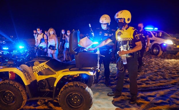 La Policía desmantela un macrobotellón de 1.000 jóvenes en Torrevieja