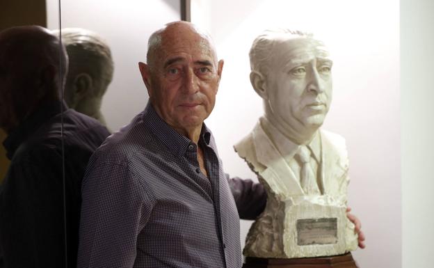 Ernesto Martínez-Colomer Soriano, hijo del fundador de Lanas Aragón, junto al busto de su padre. 