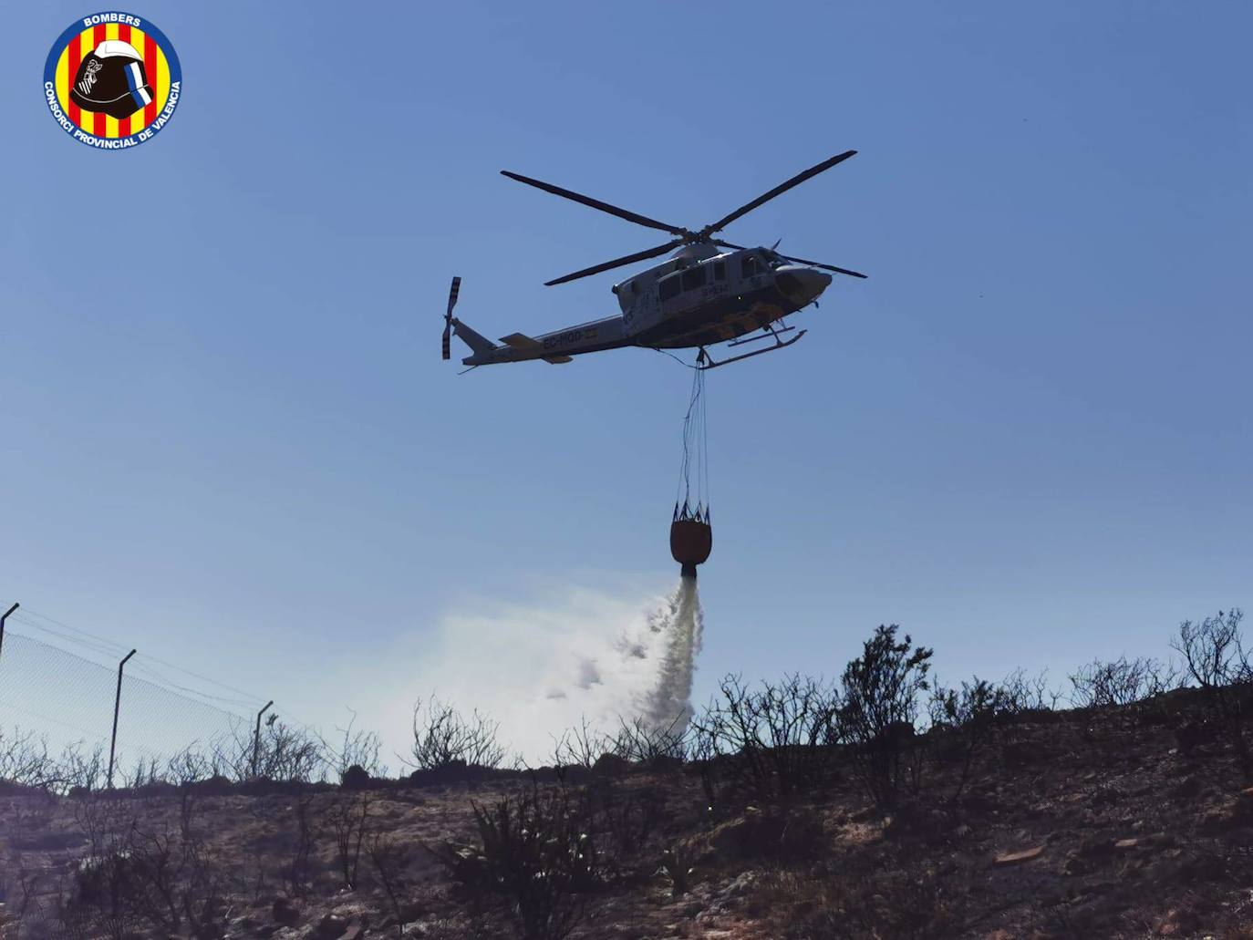 Un incendio en una zona de matorral ha obligado a desalojar este sábado 17 de julio a 1.400 personas del parque Aquópolis de Cullera. 