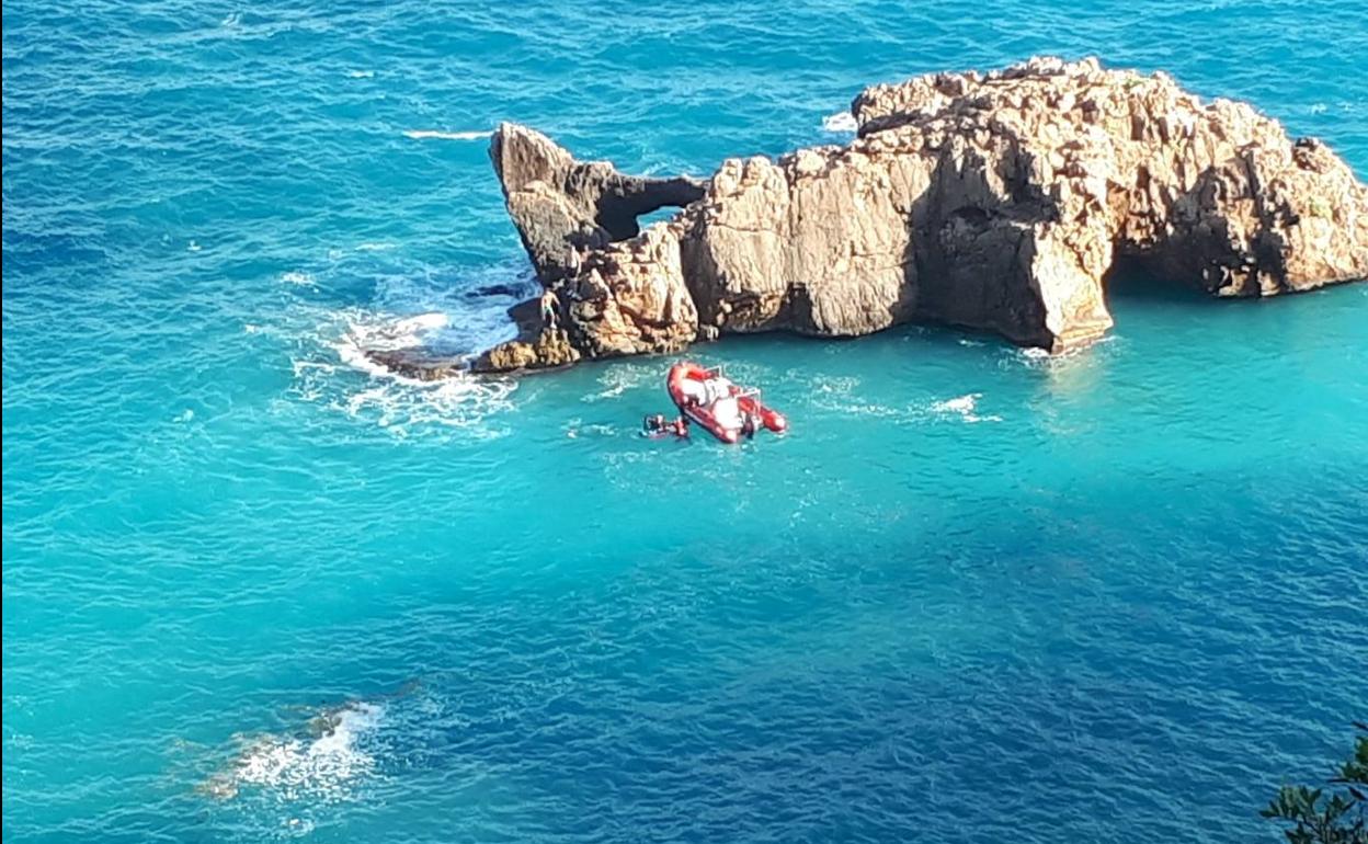 Cala Ambolo | Cruz Roja rescata a tres jóvenes del islote junto a Ambolo