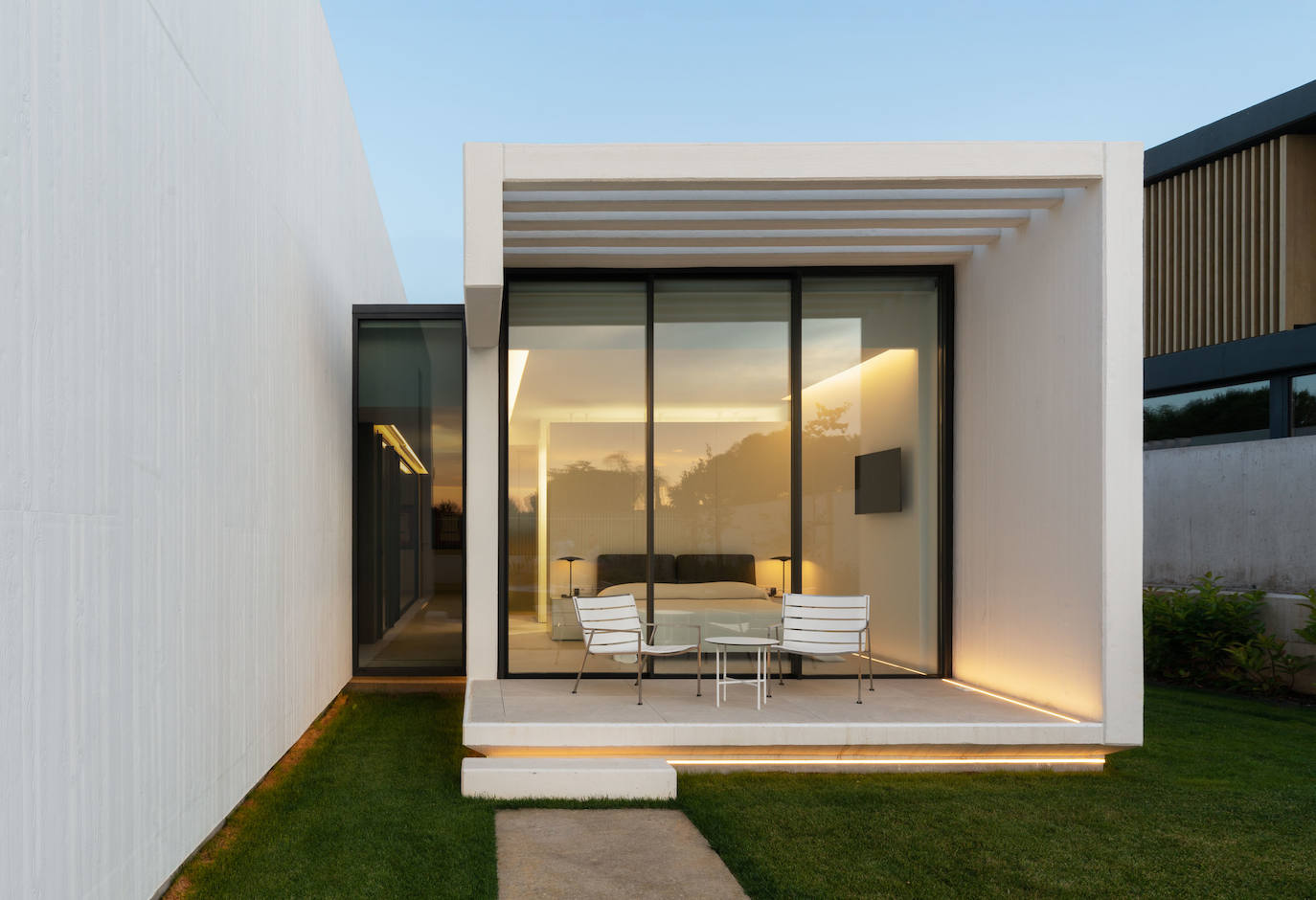 Hormigón blanco, aluminio y cristal, son los únicos elementos constructivos de la vivienda.