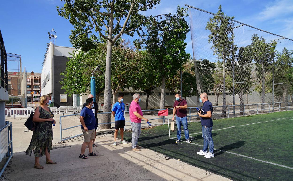 Las autoridades locales visitan el campo de fútbol. 