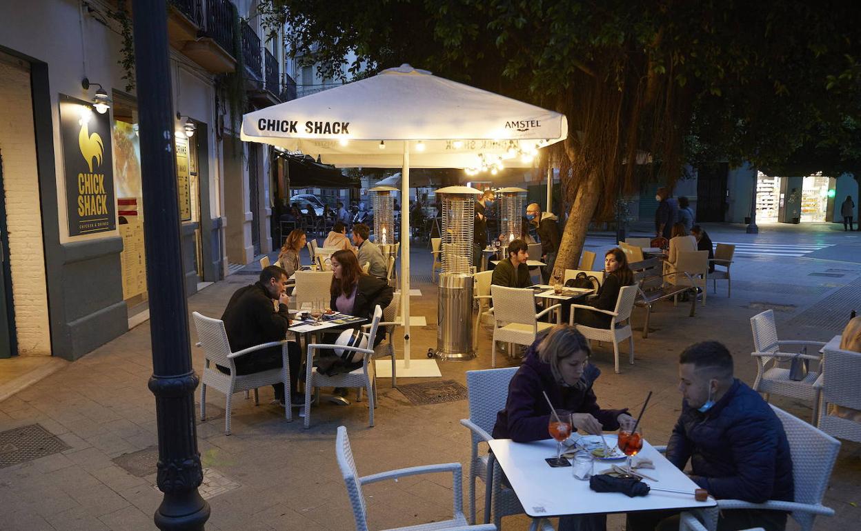 Un local abierto por la noche en Valencia. 