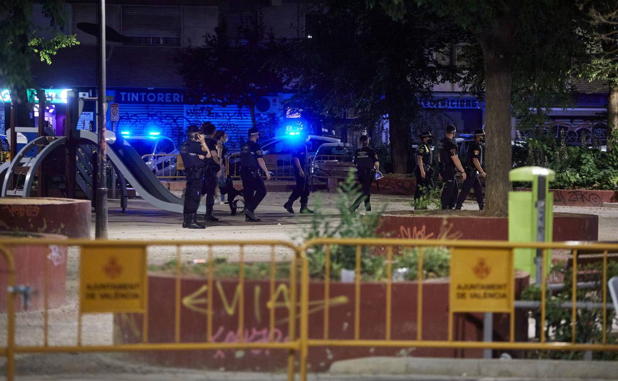 Policías peinan una zona de ocio de Valencia para evitar aglomeraciones . 