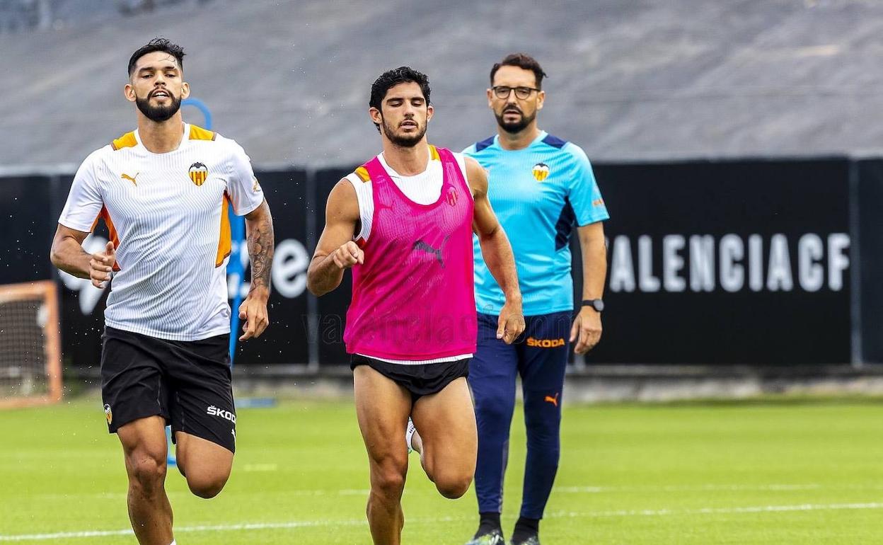 Gonzalo Guedes, durante la sesión de entrenamiento en la ciudad deportiva de Paterna