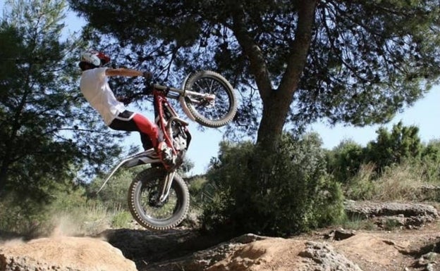 Sergio, amante de la velocidad y la naturaleza disfruta de ambas gracias al motocross. 