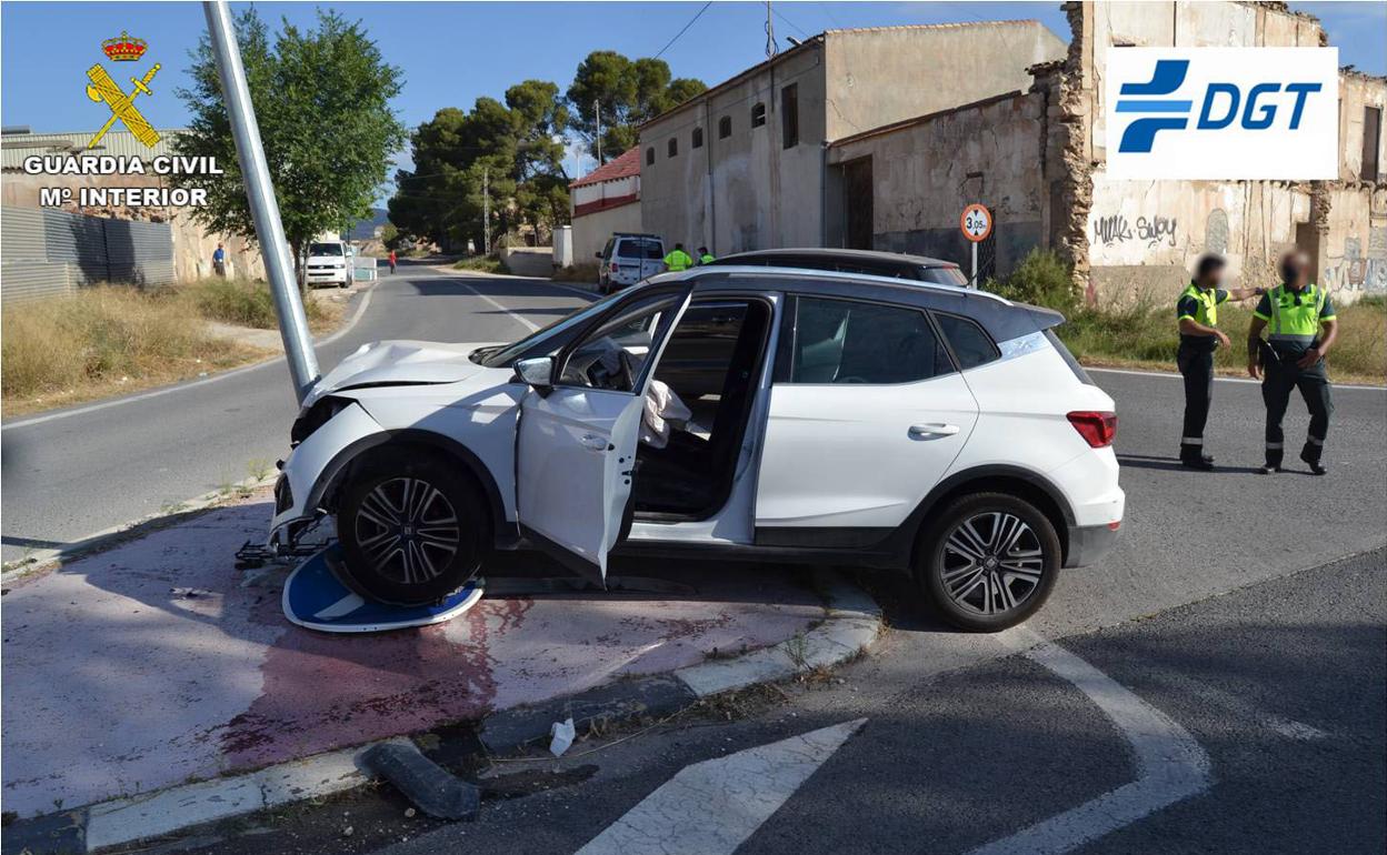 Estado en el que quedó el vehículo tras perder el control y estrellarse contra una señal. 