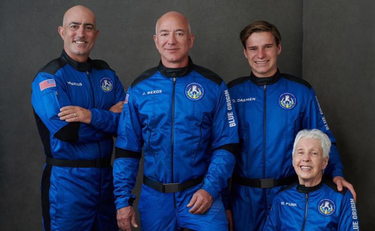 Jeff Bezos junto al resto de la tripulación de la nave de Blue Origin.