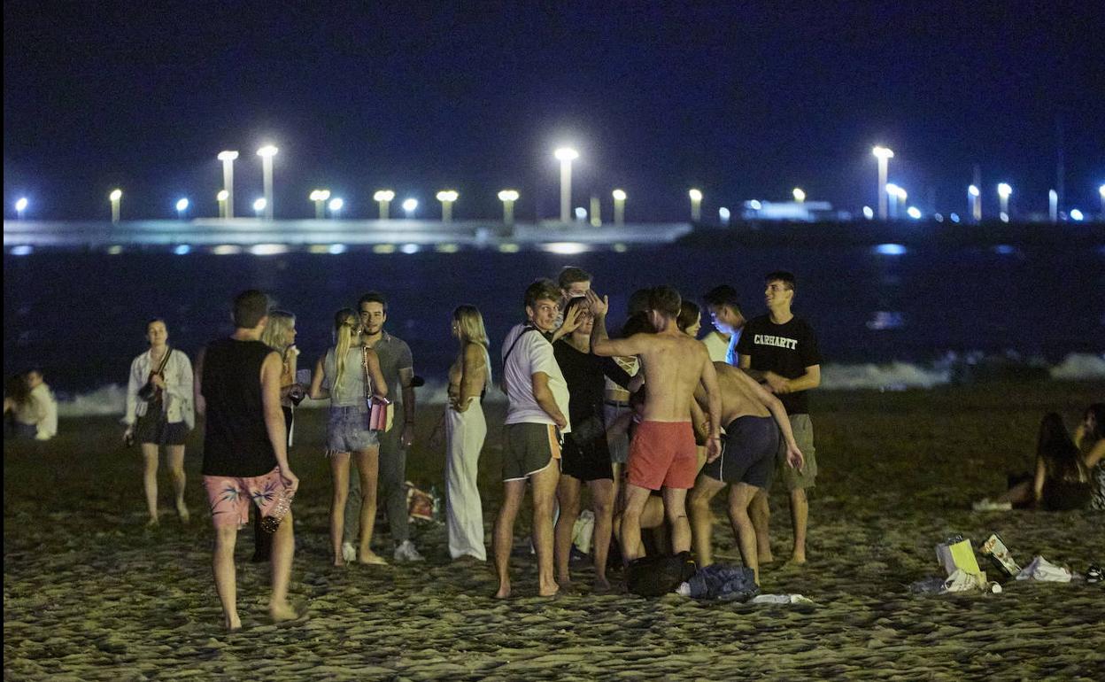 Botellón en una playa de Valencia. 