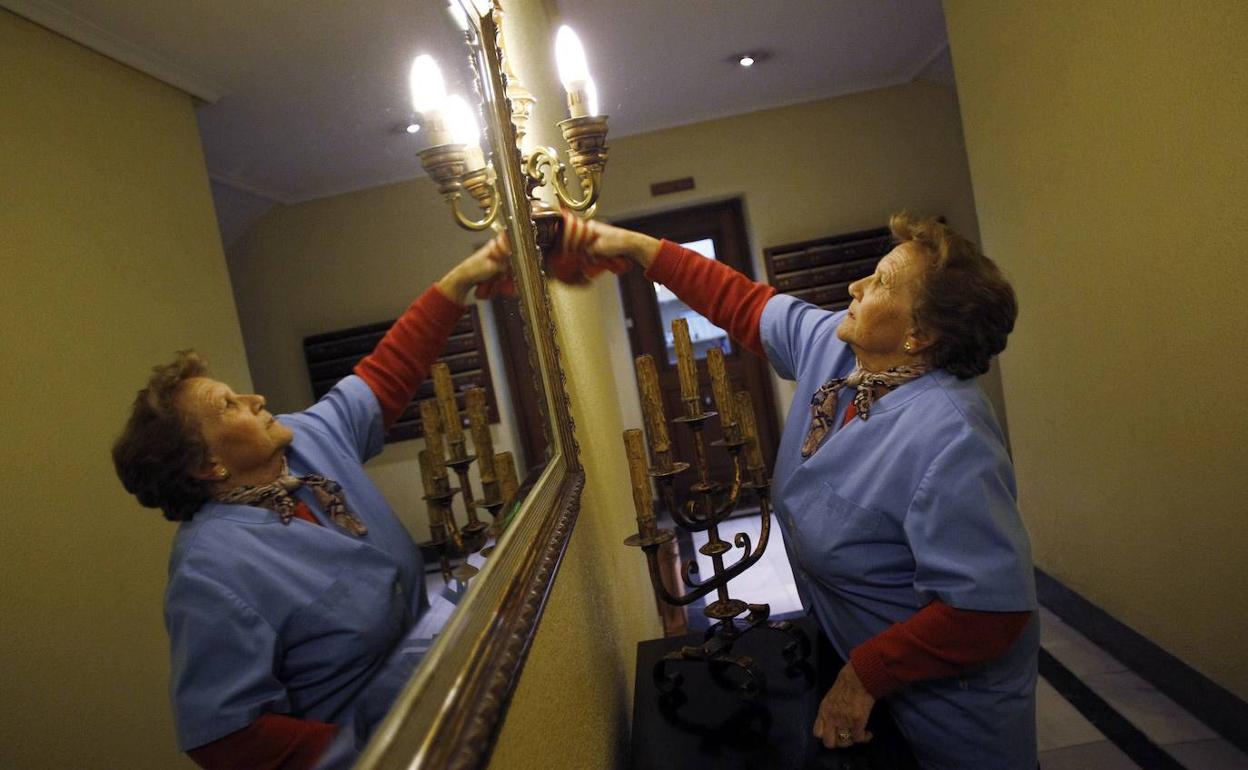 Una mujer de 70 años trabajando.