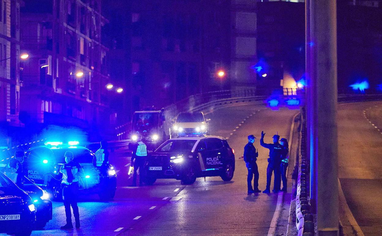 Control policial nocturno en Valencia.