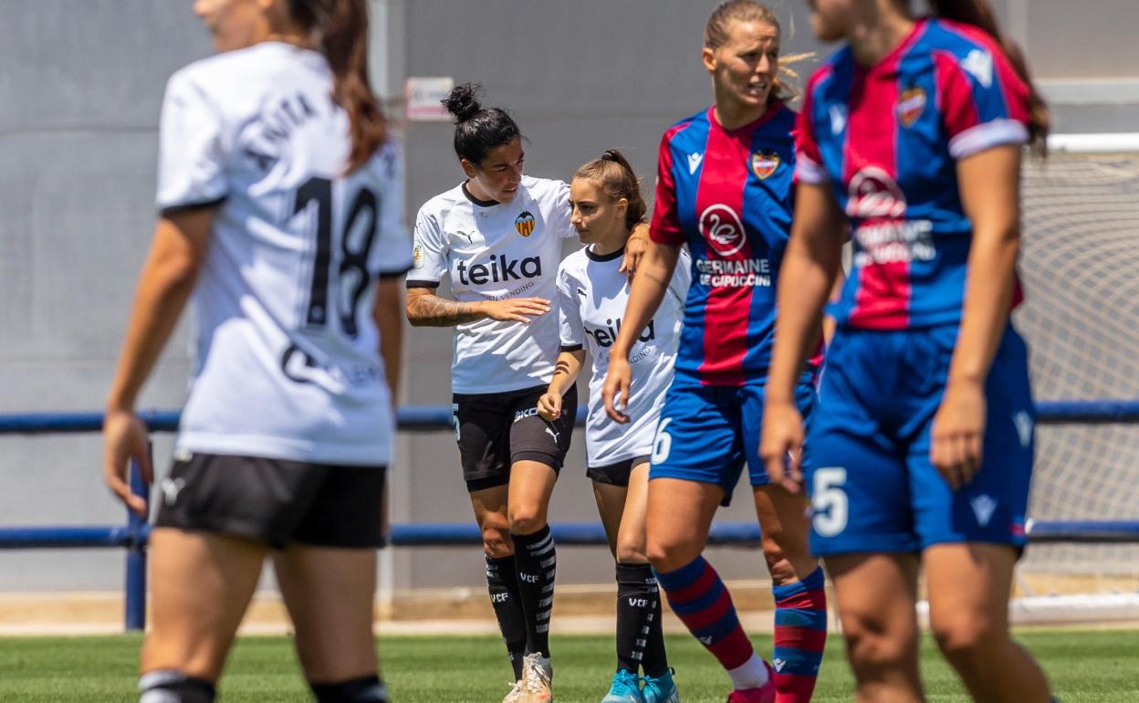 Jugadoras del Valencia Femenino, charlando tras meter un gol en uno de los derbis de la temporada 20/21 