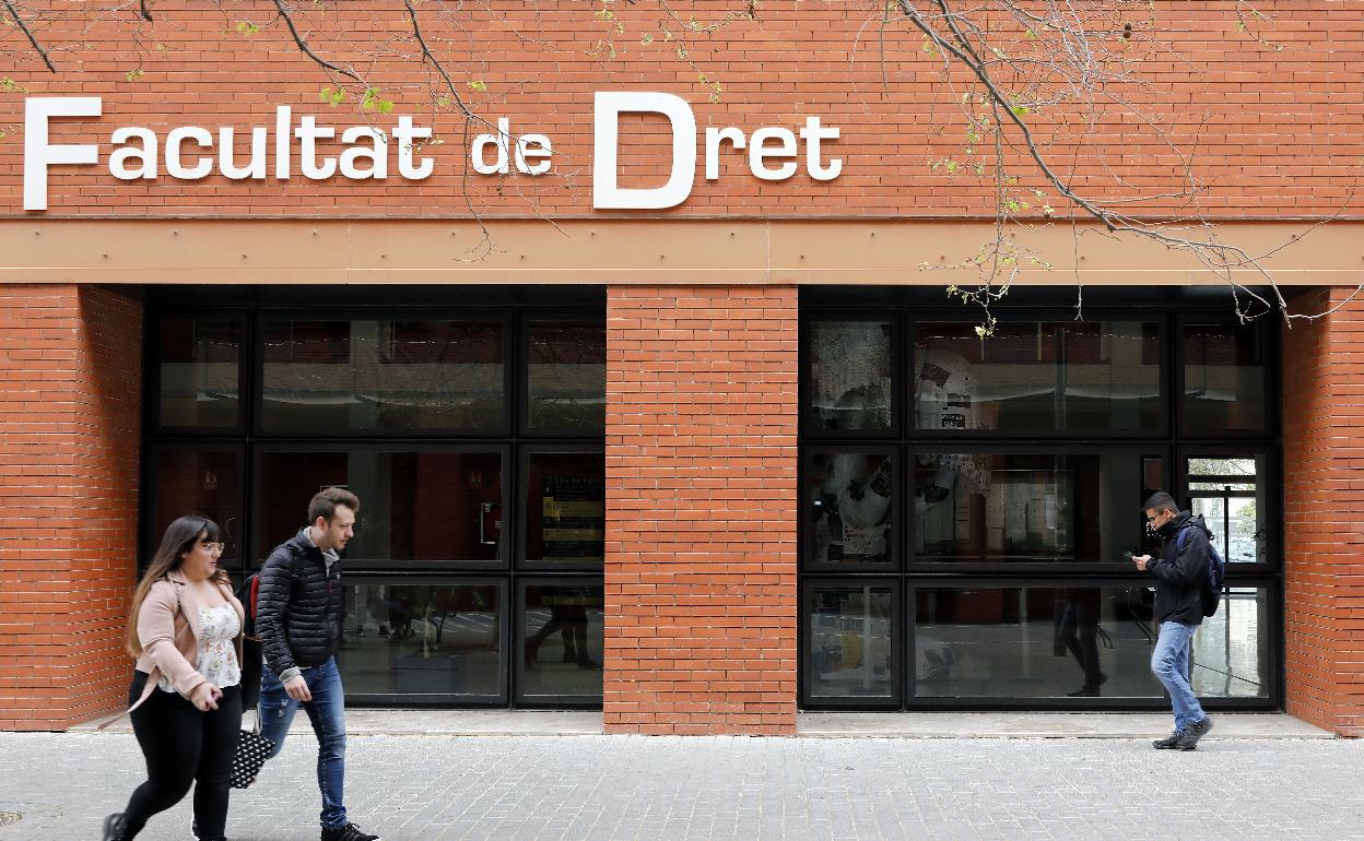 Entrada a la Facultad de Derecho en Valencia. 