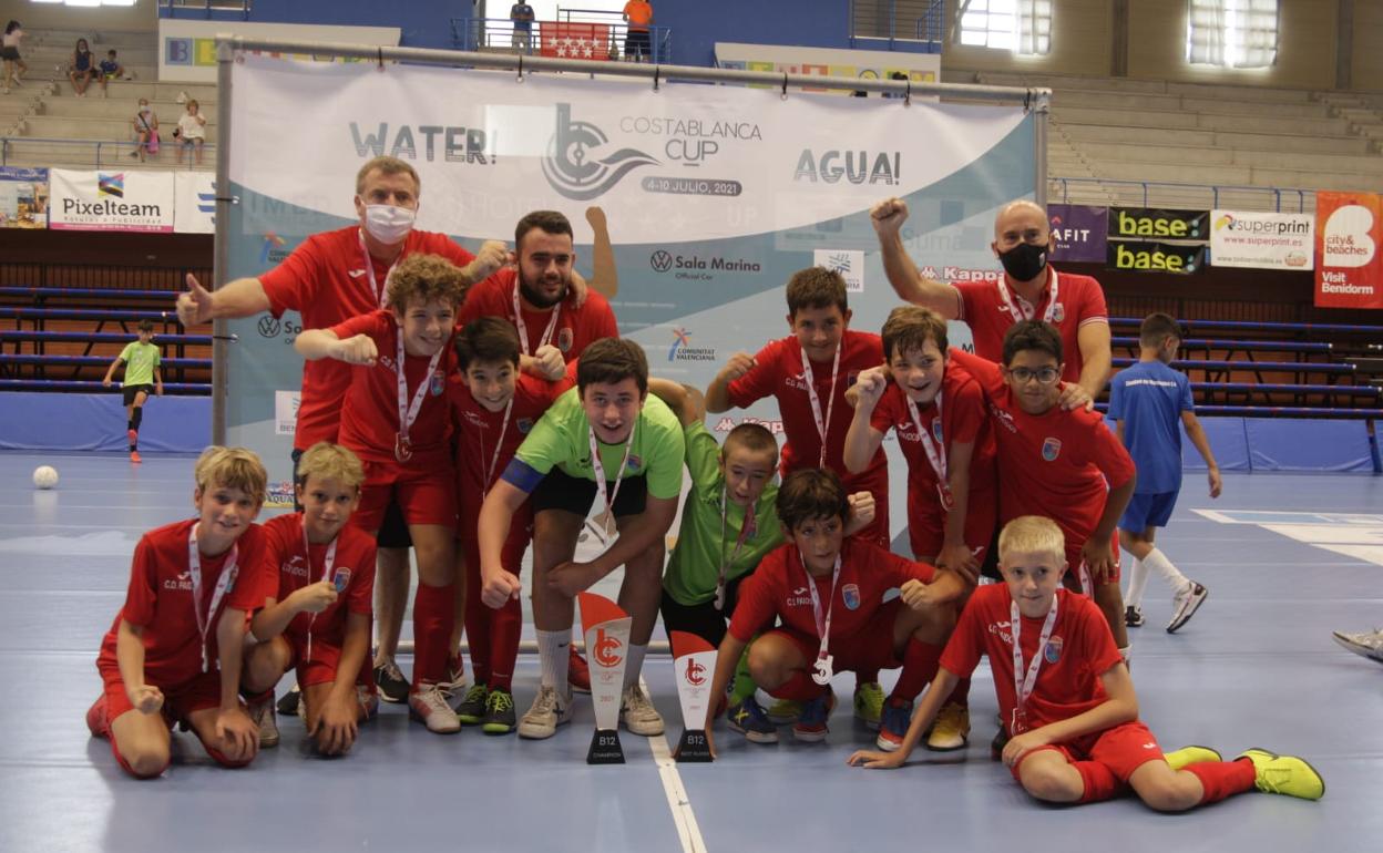 El equipo alevín del CD Paidos, con Nata Grimalt, Carlos Plà y Alfonso Llorca. 