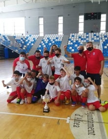 Imagen secundaria 2 - El equipo cadete, abajo el alevín en un calentamiento y como campeones provinciales. 