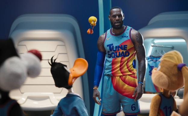 LeBron James, junto al Pato Lucas, Lola Bunny, Piolín y Silvestre.