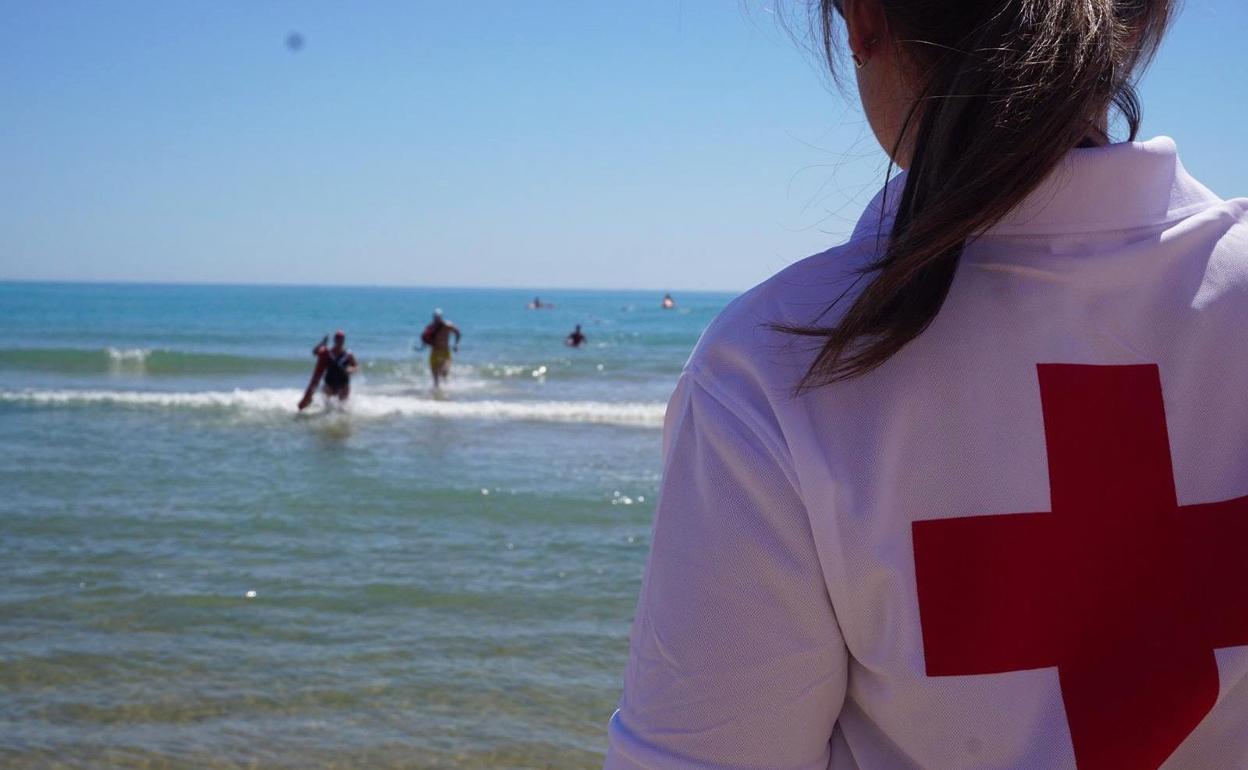 Tanto los socorristas como el personal sanitario han intentado reanimar a la mujer. 