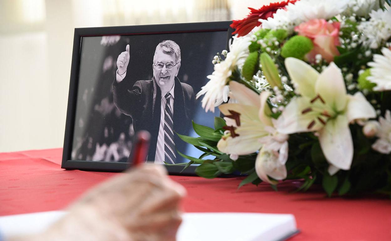 Una persona firma en el libro de honor que se abrió durante el homenaje en el Ayuntamiento de Kraljevo. 