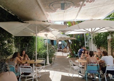 Imagen secundaria 1 - Arriba, la terraza interior de La Más Bonita. Abajo a la izquierda, el patio interior y la puerta de entada al fondo Abajo a la derecha, terraza exterior de La Más Bonita.