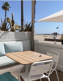 Imagen secundaria 2 - Arriba, la terraza interior de La Más Bonita. Abajo a la izquierda, el patio interior y la puerta de entada al fondo Abajo a la derecha, terraza exterior de La Más Bonita.