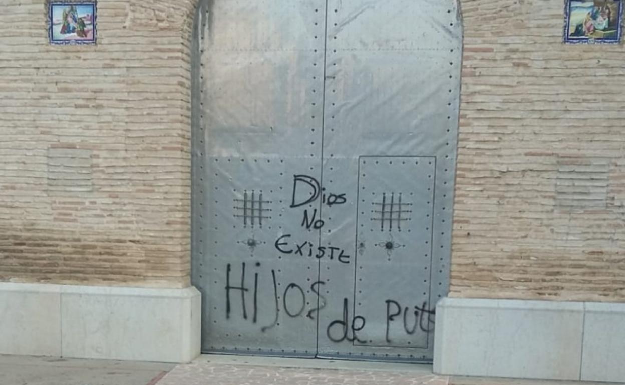 Pintada en la puerta de la ermita de Sant Roc de Guadassuar. 