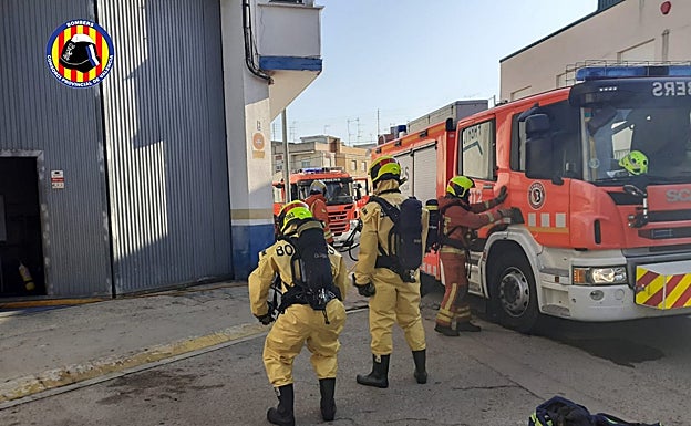 Los bomberos tuvieron que utilizar trajes especiales para productos químicos.