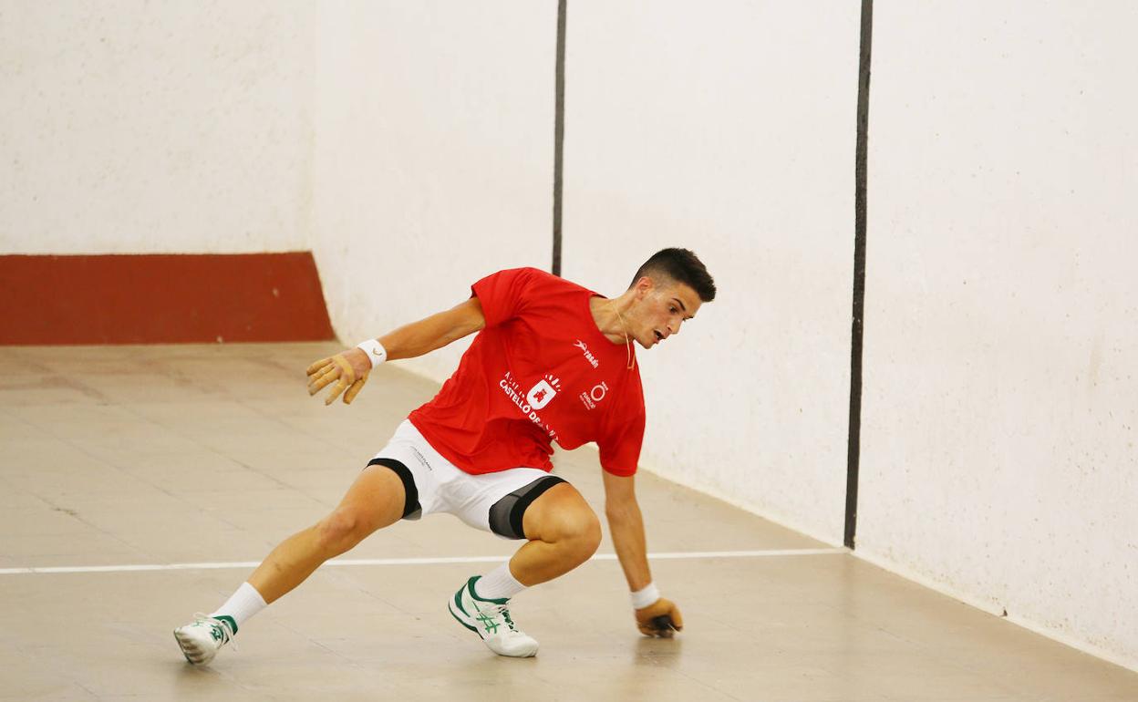 Vicent raspa una pelota durante la final. 