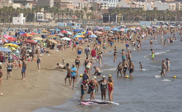 La playa de la Malvarrosa de Valencia, llena de gente este jueves. 