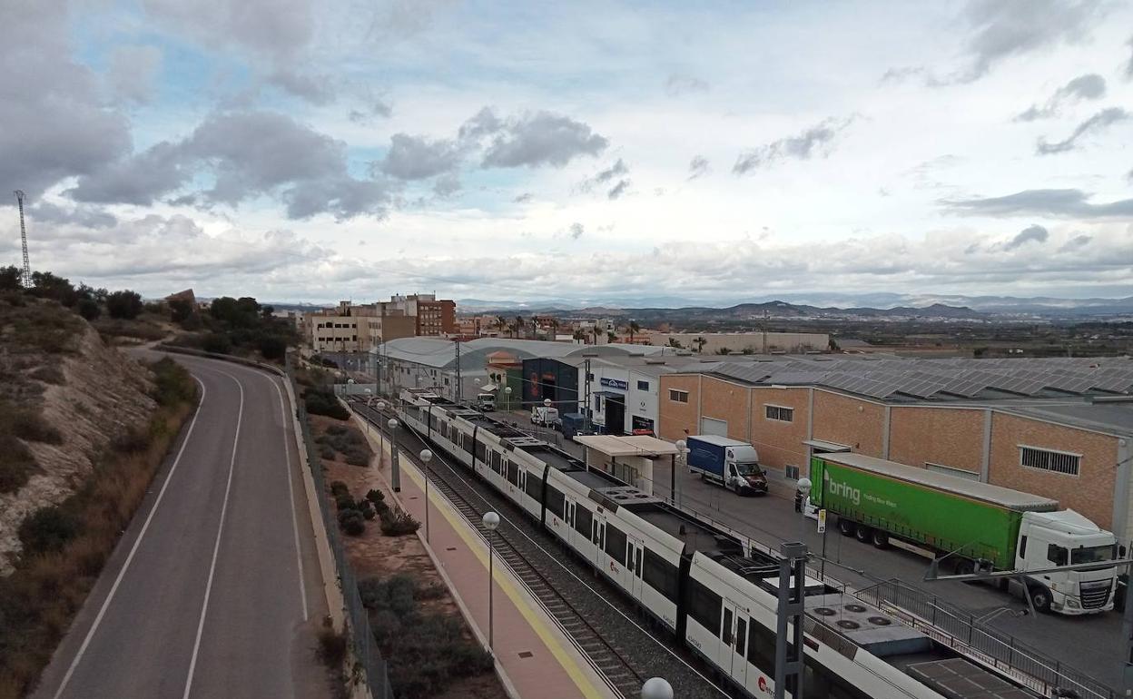 Un tren a su paso por el polígono industrial. 