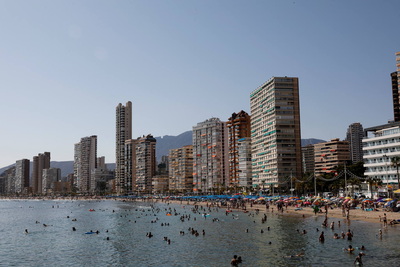 Finales de julio y mucho calor en Benidorm. Menos turistas de lo normal por culpa del Covid. Predominan los visitantes nacionales y algunos británicos se dejan ver por los lugares de ocio habituales. A partir del lunes, toque de queda, como en otros 76 municipios de la Comunitat Valenciana. 