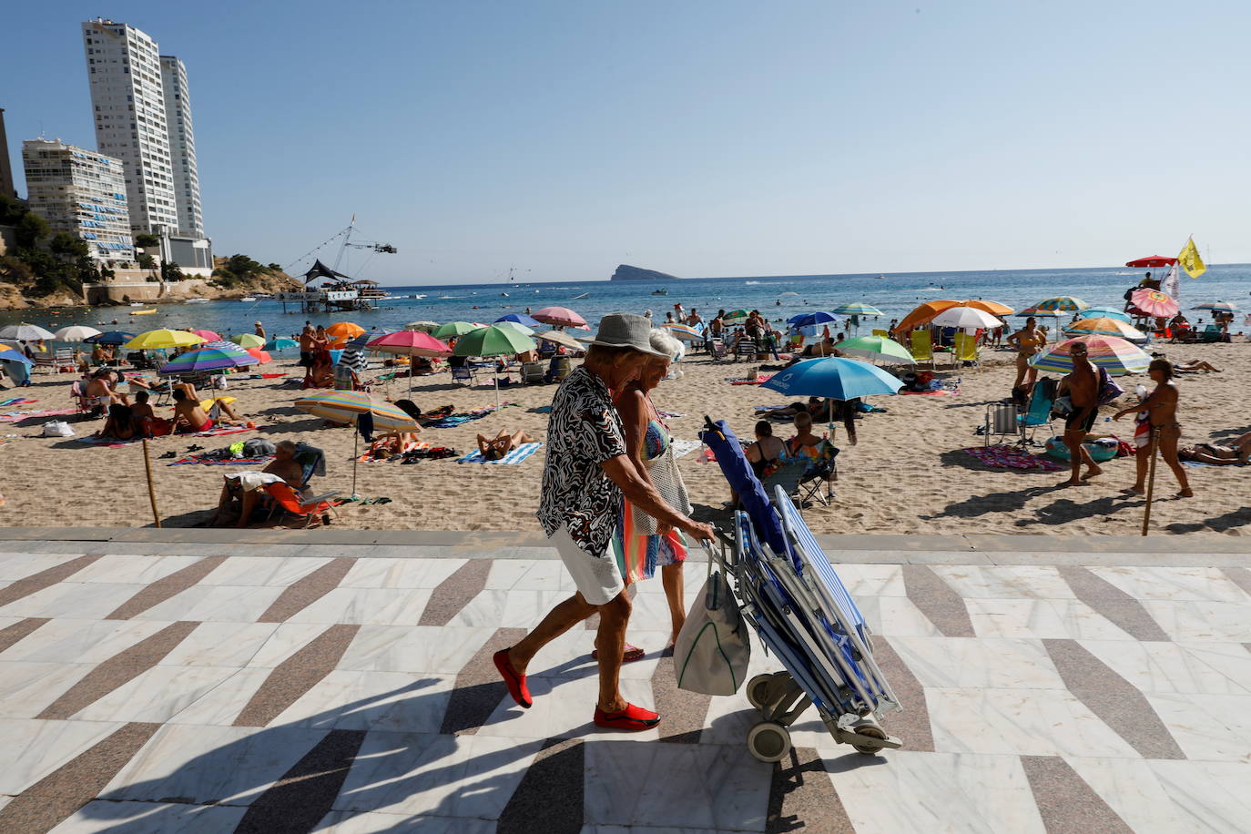 Finales de julio y mucho calor en Benidorm. Menos turistas de lo normal por culpa del Covid. Predominan los visitantes nacionales y algunos británicos se dejan ver por los lugares de ocio habituales. A partir del lunes, toque de queda, como en otros 76 municipios de la Comunitat Valenciana. 