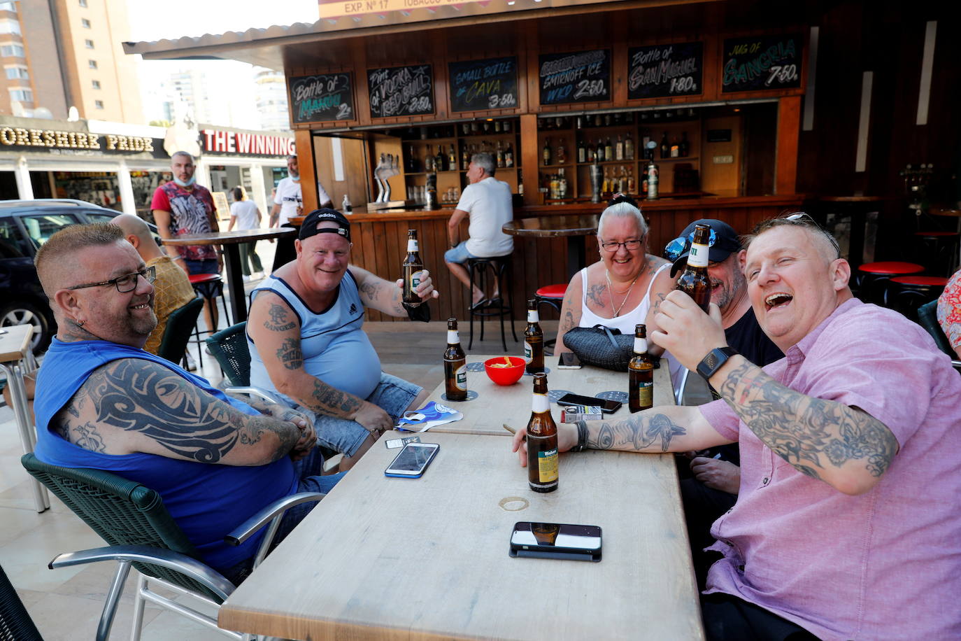 Finales de julio y mucho calor en Benidorm. Menos turistas de lo normal por culpa del Covid. Predominan los visitantes nacionales y algunos británicos se dejan ver por los lugares de ocio habituales. A partir del lunes, toque de queda, como en otros 76 municipios de la Comunitat Valenciana. 