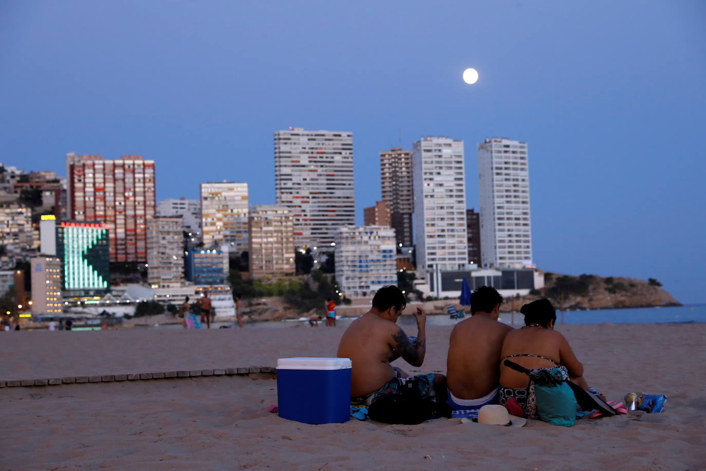 Finales de julio y mucho calor en Benidorm. Menos turistas de lo normal por culpa del Covid. Predominan los visitantes nacionales y algunos británicos se dejan ver por los lugares de ocio habituales. A partir del lunes, toque de queda, como en otros 76 municipios de la Comunitat Valenciana. 