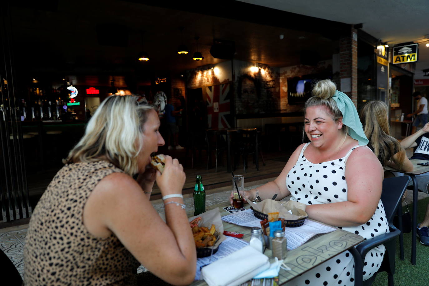 Finales de julio y mucho calor en Benidorm. Menos turistas de lo normal por culpa del Covid. Predominan los visitantes nacionales y algunos británicos se dejan ver por los lugares de ocio habituales. A partir del lunes, toque de queda, como en otros 76 municipios de la Comunitat Valenciana. 