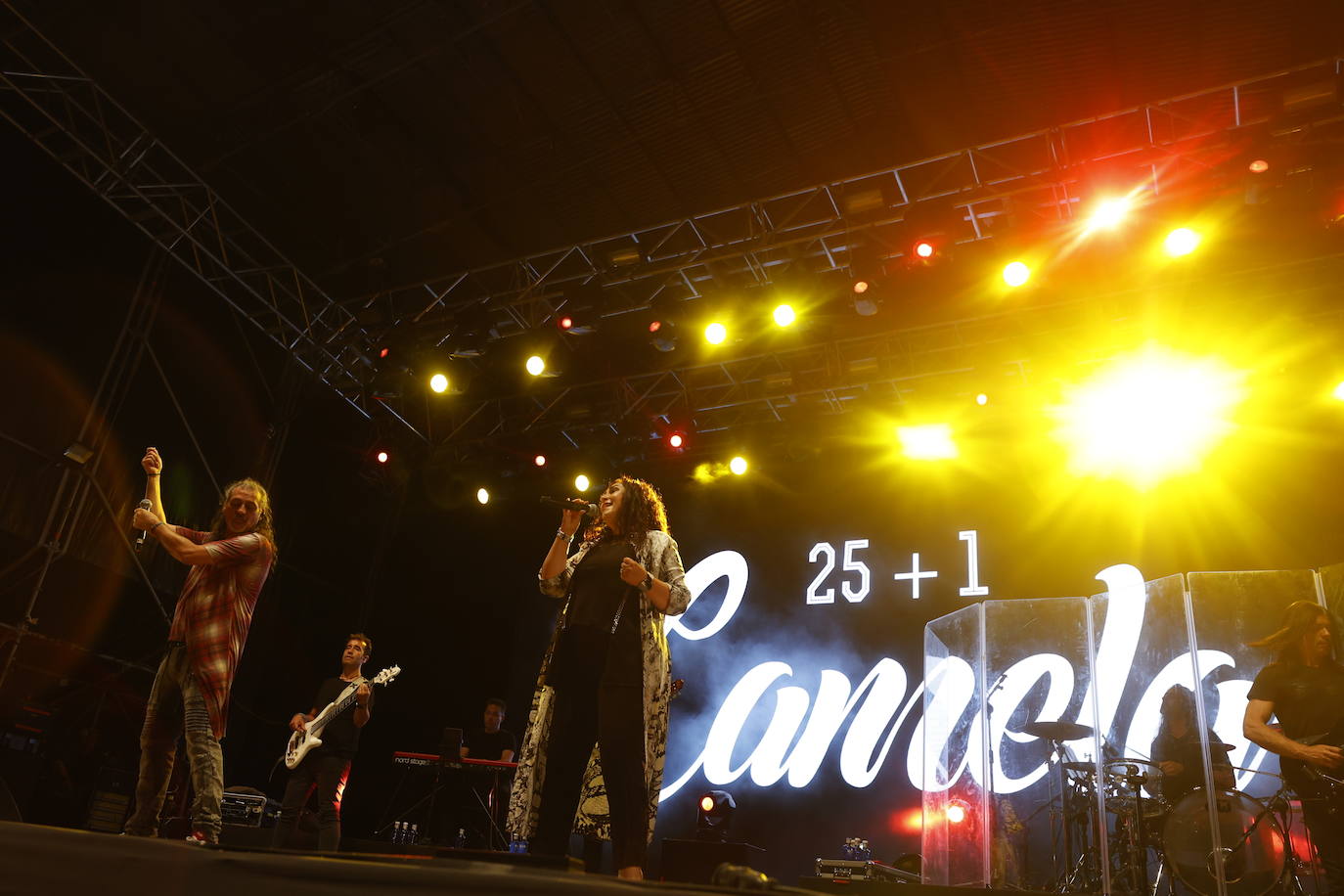 Camela ha hecho bailar al público congregado en los conciertos de Viveros de Valencia, que este fin de semana celebra la recta final de la cita musical. El dúo formado por Dioni y Ángeles está celebrando con esta gira sus 25 años de carrera. Ante unos seguidores entregados han repasado este viernes algunos de los grandes éxitos que les han hecho triunfar todo este tiempo. 