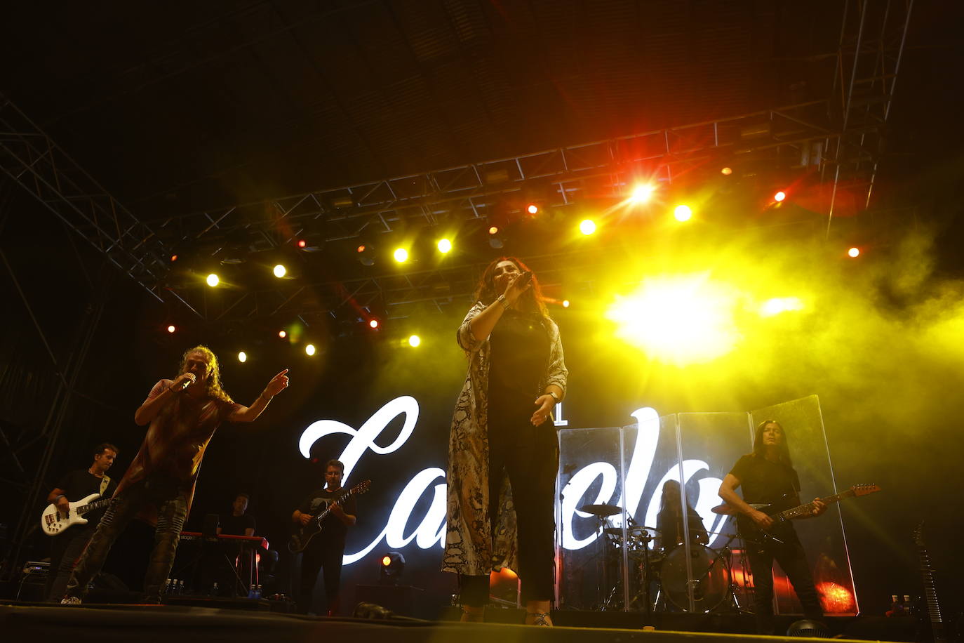 Camela ha hecho bailar al público congregado en los conciertos de Viveros de Valencia, que este fin de semana celebra la recta final de la cita musical. El dúo formado por Dioni y Ángeles está celebrando con esta gira sus 25 años de carrera. Ante unos seguidores entregados han repasado este viernes algunos de los grandes éxitos que les han hecho triunfar todo este tiempo. 