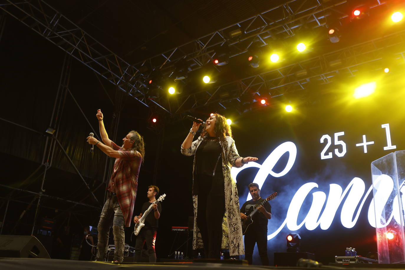 Camela ha hecho bailar al público congregado en los conciertos de Viveros de Valencia, que este fin de semana celebra la recta final de la cita musical. El dúo formado por Dioni y Ángeles está celebrando con esta gira sus 25 años de carrera. Ante unos seguidores entregados han repasado este viernes algunos de los grandes éxitos que les han hecho triunfar todo este tiempo. 