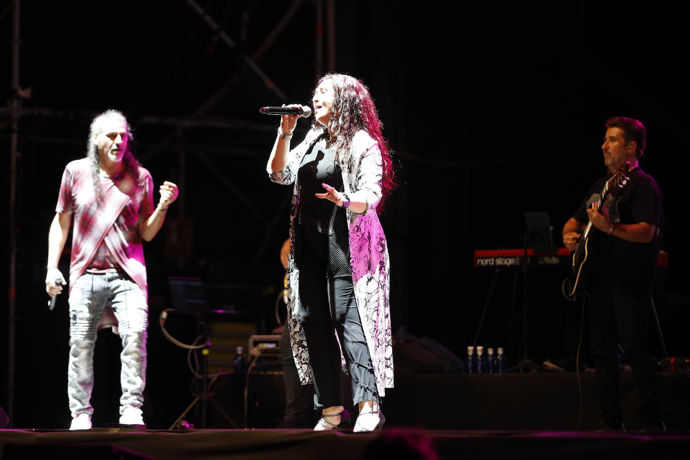 Camela ha hecho bailar al público congregado en los conciertos de Viveros de Valencia, que este fin de semana celebra la recta final de la cita musical. El dúo formado por Dioni y Ángeles está celebrando con esta gira sus 25 años de carrera. Ante unos seguidores entregados han repasado este viernes algunos de los grandes éxitos que les han hecho triunfar todo este tiempo. 