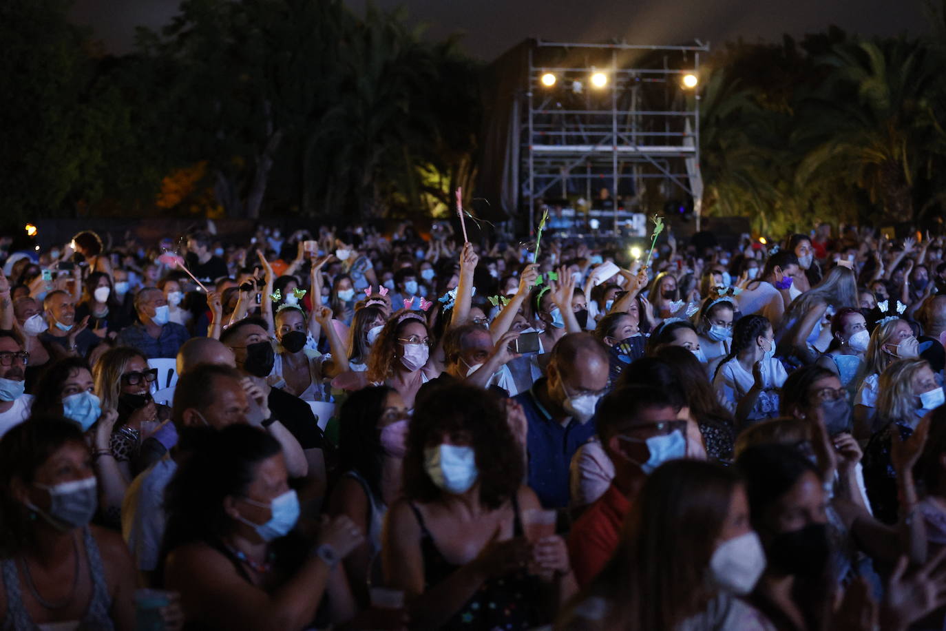 Camela ha hecho bailar al público congregado en los conciertos de Viveros de Valencia, que este fin de semana celebra la recta final de la cita musical. El dúo formado por Dioni y Ángeles está celebrando con esta gira sus 25 años de carrera. Ante unos seguidores entregados han repasado este viernes algunos de los grandes éxitos que les han hecho triunfar todo este tiempo. 