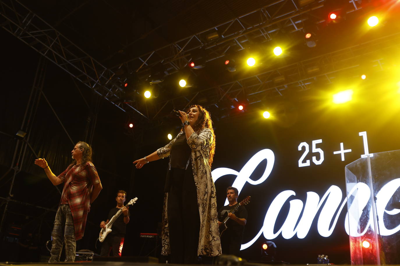 Camela ha hecho bailar al público congregado en los conciertos de Viveros de Valencia, que este fin de semana celebra la recta final de la cita musical. El dúo formado por Dioni y Ángeles está celebrando con esta gira sus 25 años de carrera. Ante unos seguidores entregados han repasado este viernes algunos de los grandes éxitos que les han hecho triunfar todo este tiempo. 