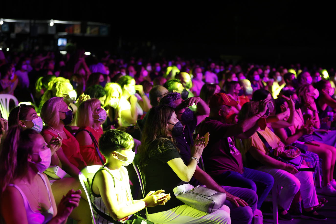 Camela ha hecho bailar al público congregado en los conciertos de Viveros de Valencia, que este fin de semana celebra la recta final de la cita musical. El dúo formado por Dioni y Ángeles está celebrando con esta gira sus 25 años de carrera. Ante unos seguidores entregados han repasado este viernes algunos de los grandes éxitos que les han hecho triunfar todo este tiempo. 