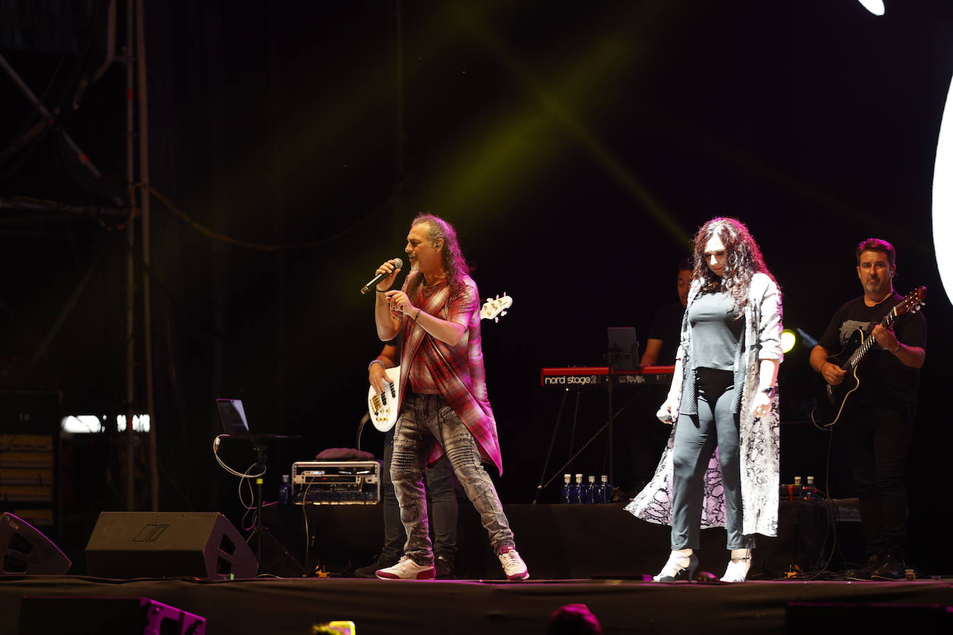 Camela ha hecho bailar al público congregado en los conciertos de Viveros de Valencia, que este fin de semana celebra la recta final de la cita musical. El dúo formado por Dioni y Ángeles está celebrando con esta gira sus 25 años de carrera. Ante unos seguidores entregados han repasado este viernes algunos de los grandes éxitos que les han hecho triunfar todo este tiempo. 