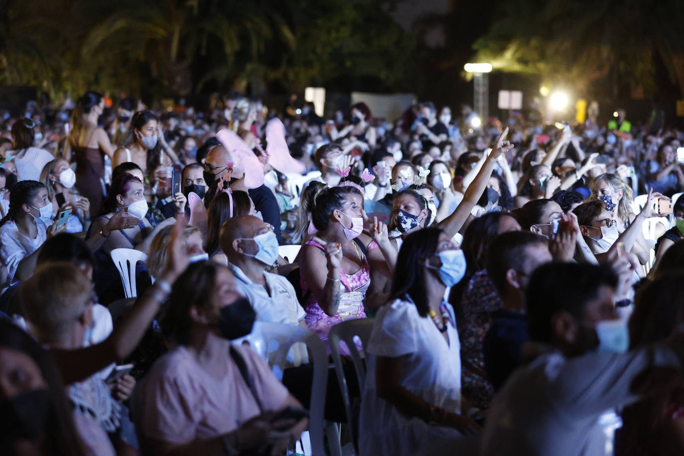 Camela ha hecho bailar al público congregado en los conciertos de Viveros de Valencia, que este fin de semana celebra la recta final de la cita musical. El dúo formado por Dioni y Ángeles está celebrando con esta gira sus 25 años de carrera. Ante unos seguidores entregados han repasado este viernes algunos de los grandes éxitos que les han hecho triunfar todo este tiempo. 