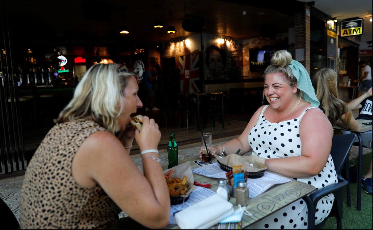 Dos turistas en Benidorm. 