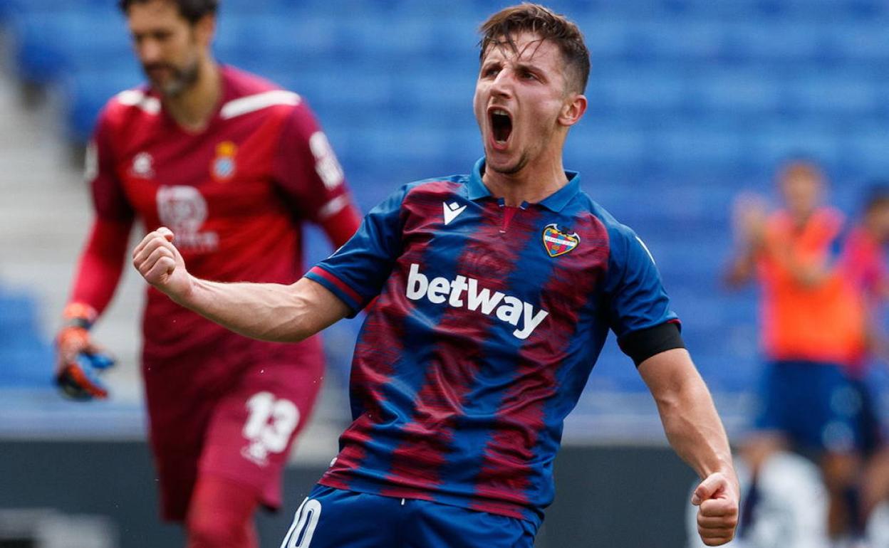 Bardhi celebra un gol la temporada pasada. 