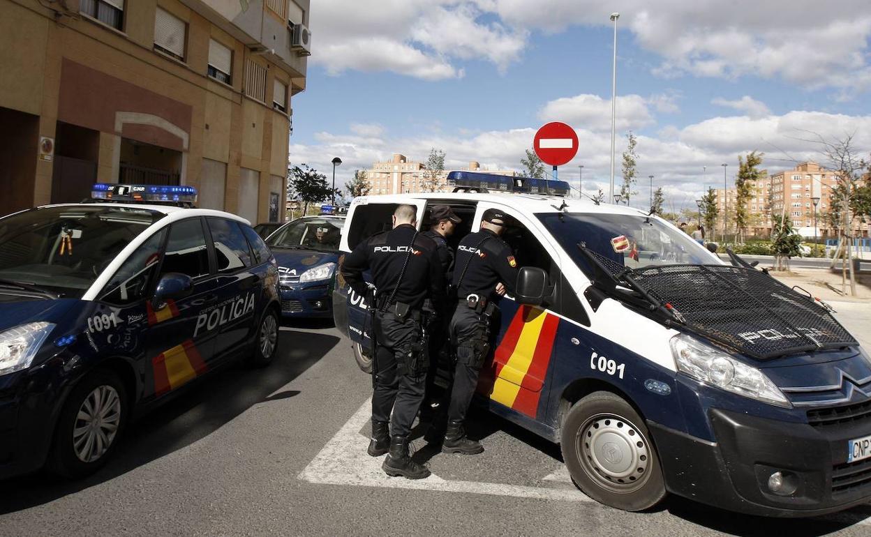 La víctima se dio cuenta enseguida de que le habían robado y eso posibilitó que la Policía descubriera con celeridad a los autores. 