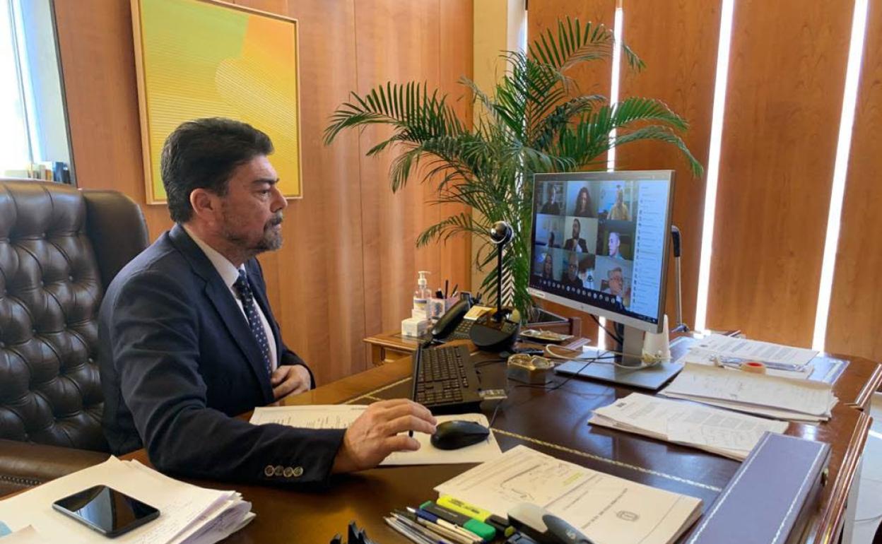 El alcalde, Luis Barcala, durante una reunión telemática. 