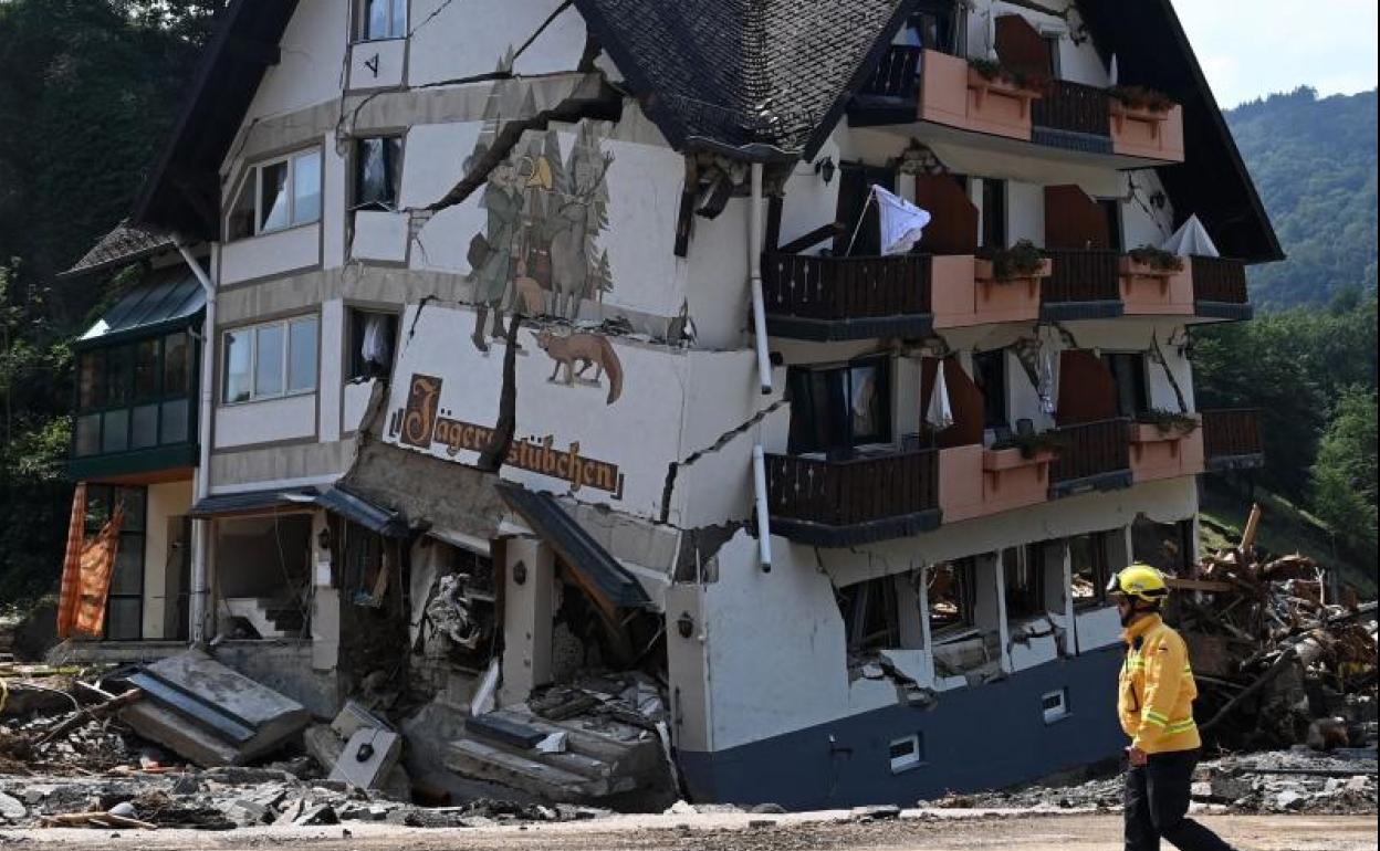 Un trabajador apila los escombros de un edificio destruido en Mayschoss por las trombas de agua